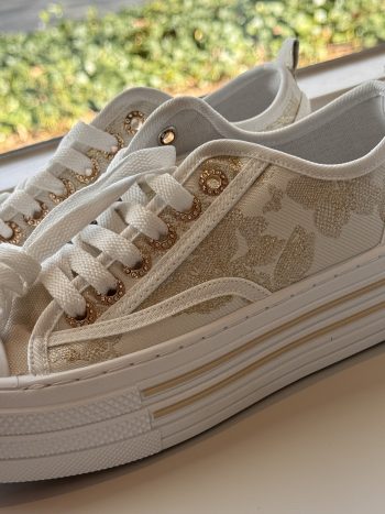Sneaker Paula offwhite, detail van de zijkant met textuur en witte zool