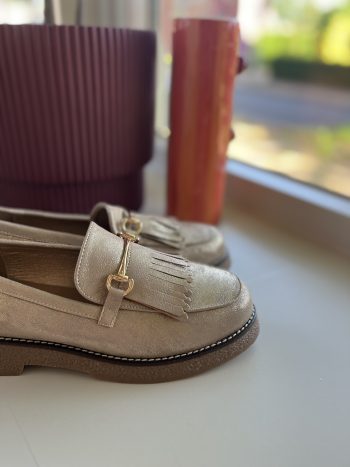Loafer goud detail van gesp en franje op beige suède schoen