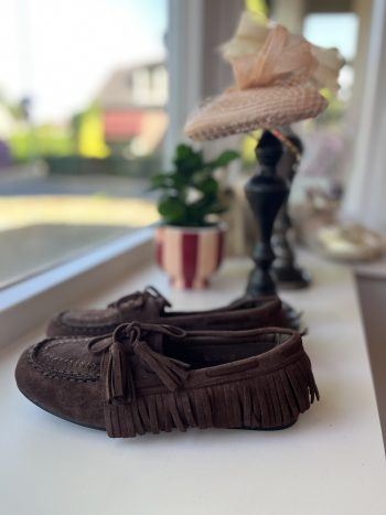 Mocassin Geanne bruin met franje details, vooraanzicht op wit oppervlak