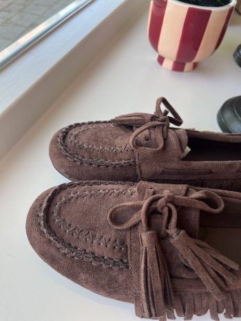 Mocassin Geanne bruin, bovenaanzicht met details van het suède materiaal en de franje aan de voorkant