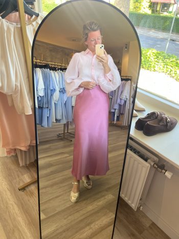 Ballon blouse weddingproof roze in roze, gedragen met roze rok in spiegelwand