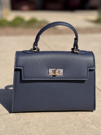 Hannah tasje navy met goudkleurige sluiting, vooraanzicht