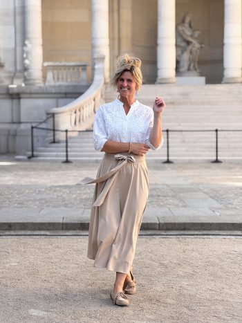 Klokkende rok Willeke beige, gedragen met witte blouse, volledige outfit vooraanzicht