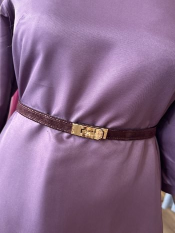 Bruine leren riem met goudkleurige gesp om paarse jurk