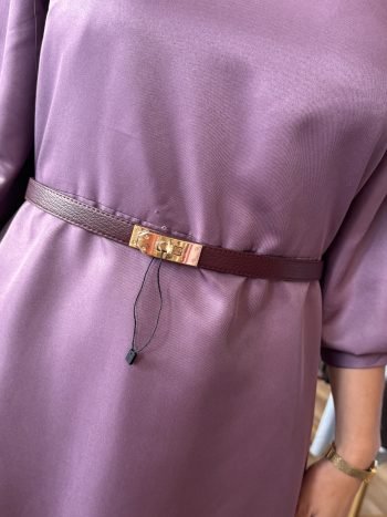 Bruine Hannelore tas choco als riem gedragen rond paarse jurk