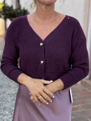 Elvira rok choco bruin, gedragen met paarse cardigan met parelknoopjes