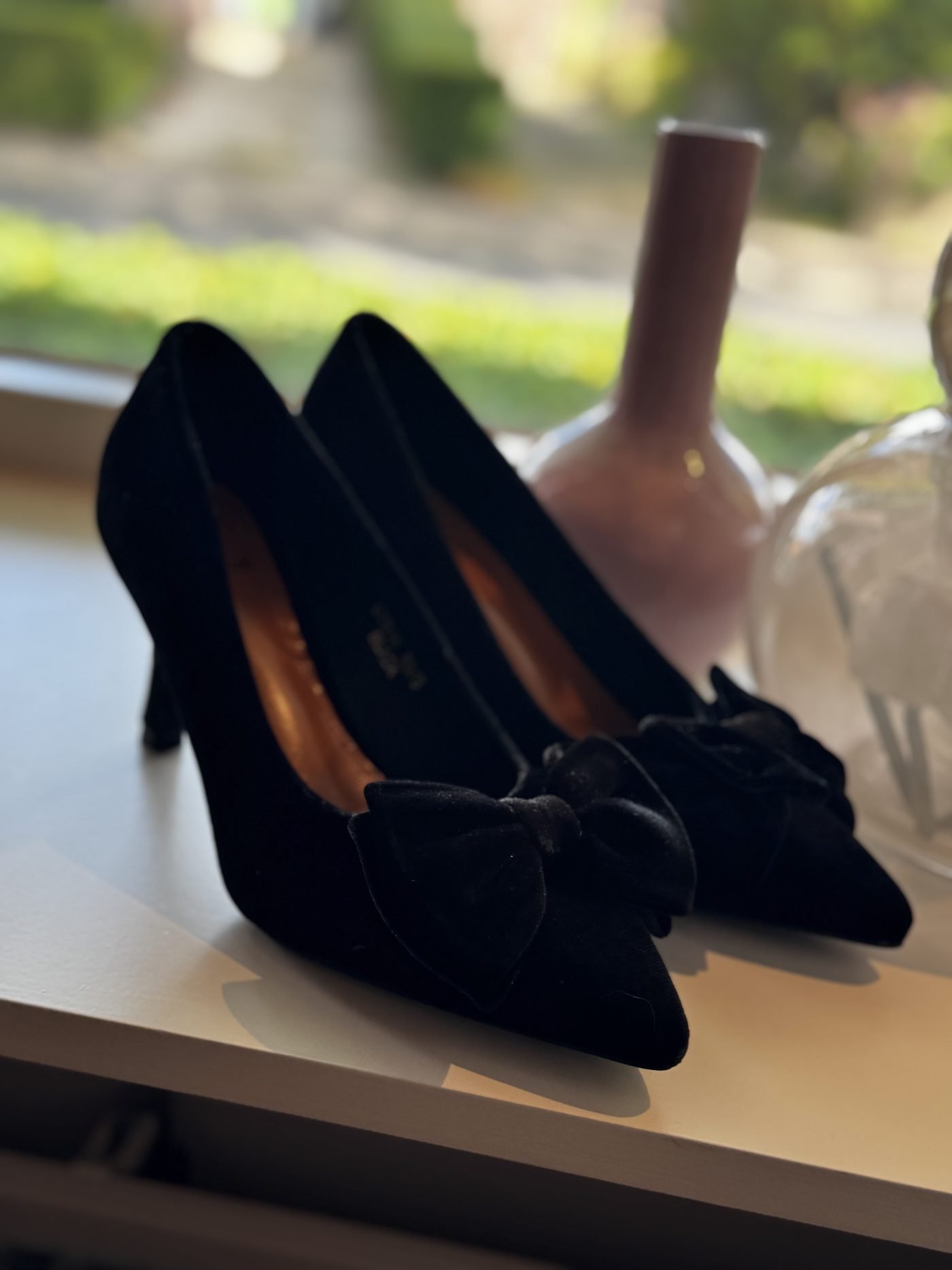 Zwart fluwelen pump met strik