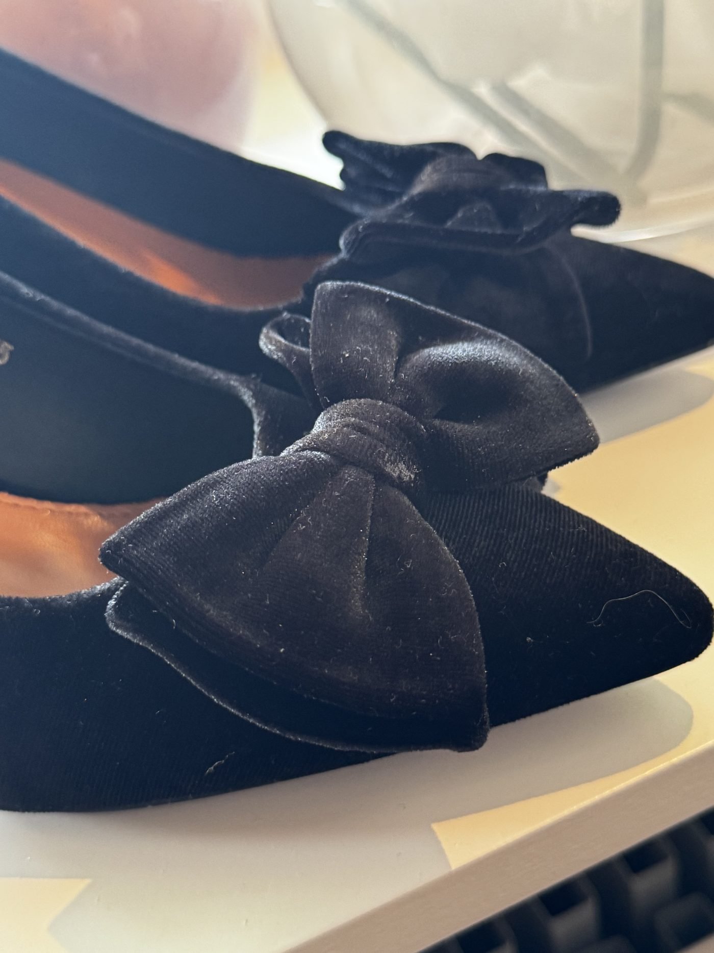 Zwart fluwelen pump met strik